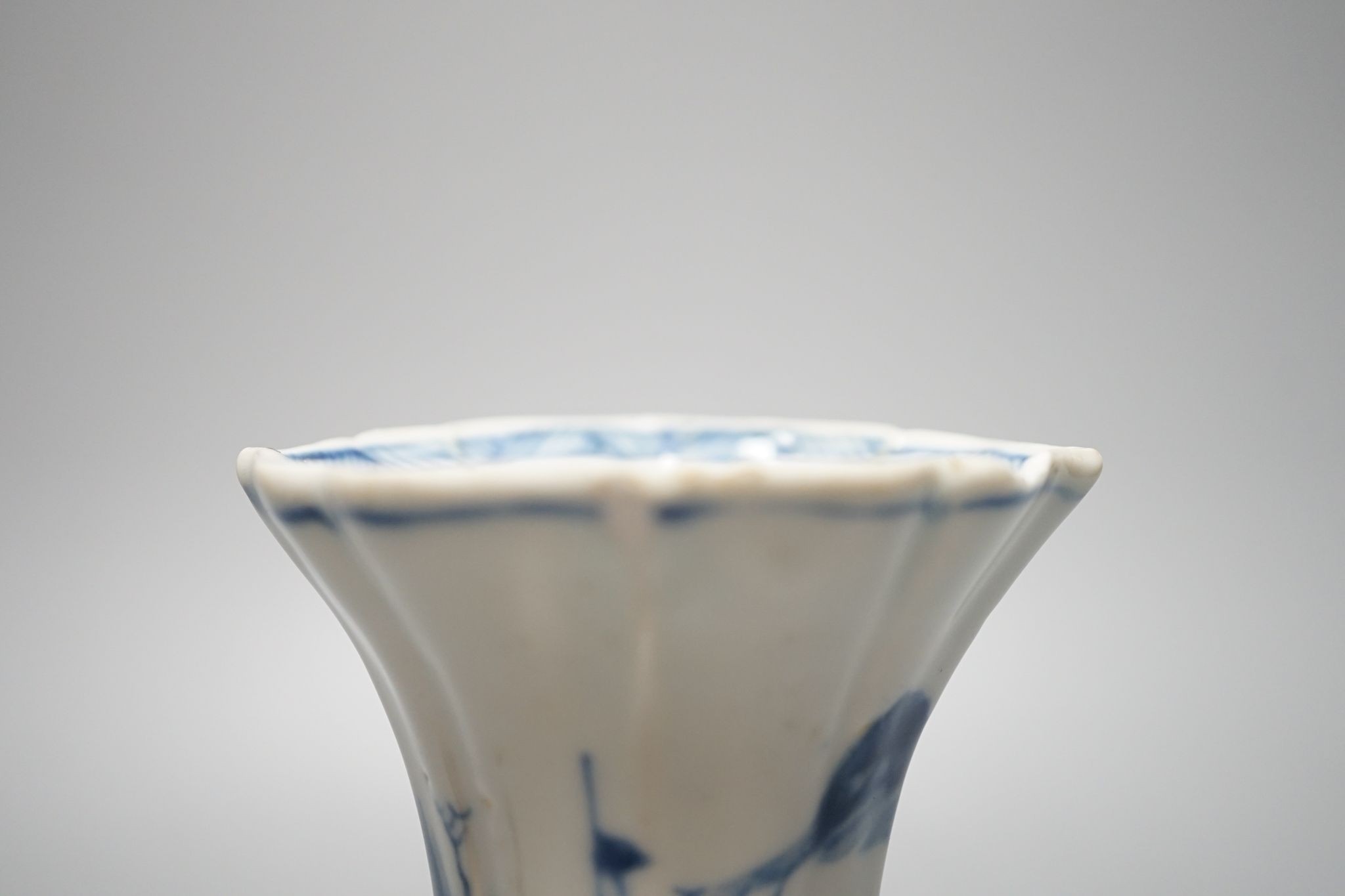 A Chinese blue and white small-petal lobed vase, Kangxi period, 14cm